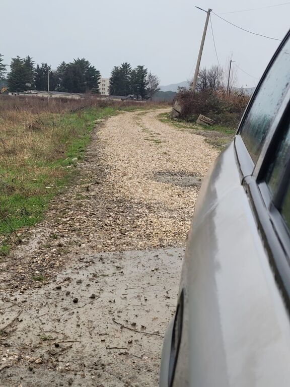 🌿 Shitet tokë në Gjirin e Lalzit – Mundësi shumë e mirë investimi!