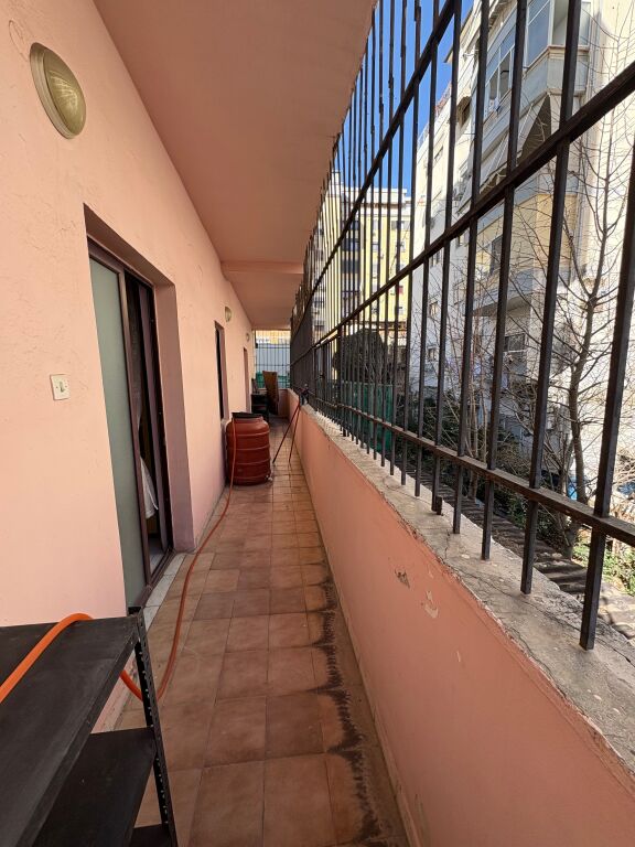 Shitet apartament 3+1 tek Rruga e Kavajes