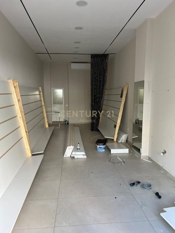 AMBIENTE COMMERCIALE IN AFFITTO NEL QUARTIERE N. 6 A DURAZZO