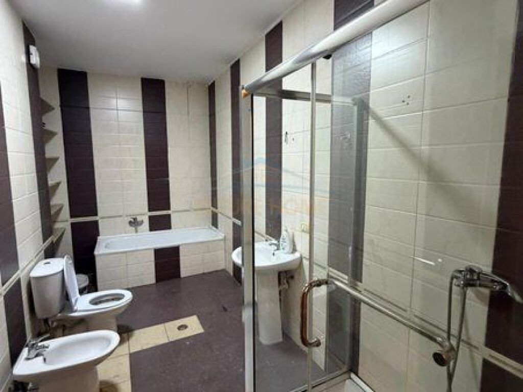 Shitet, Apartment 2+1, Rruga e Kavajës, Tiranë.
