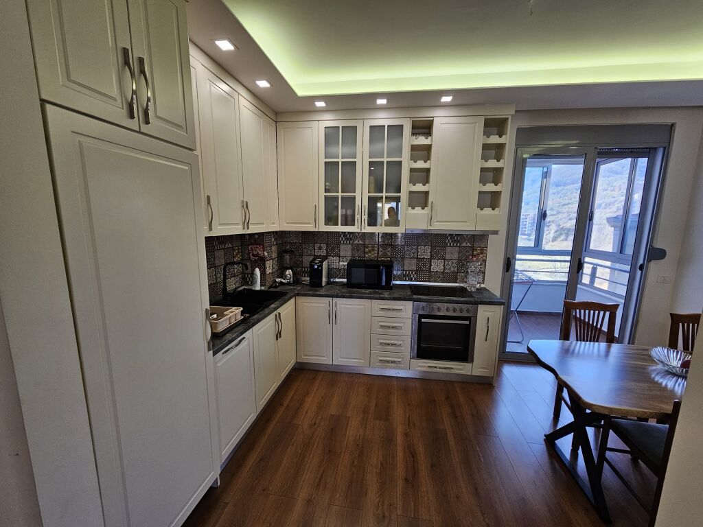 Apartament 2+1+2 per qira te Liqeni i Thate, Radisson