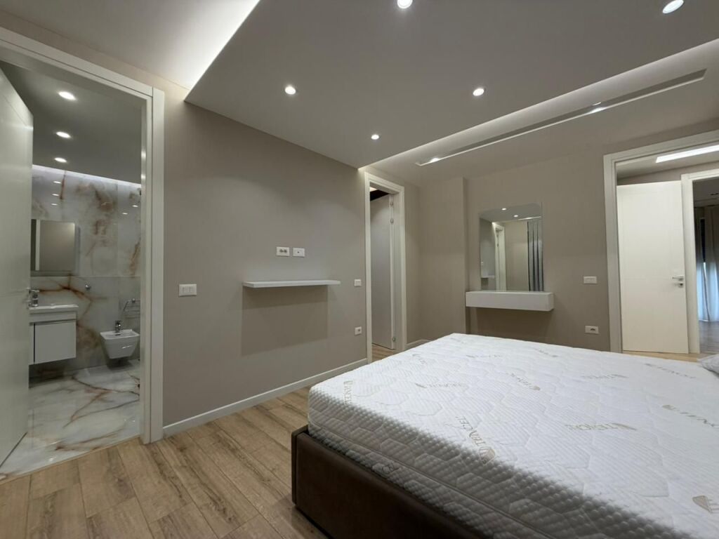 Apartament 3+1+2 Parking ofrohet per qira tek Montesori Schl tek Liqeni i Thate.