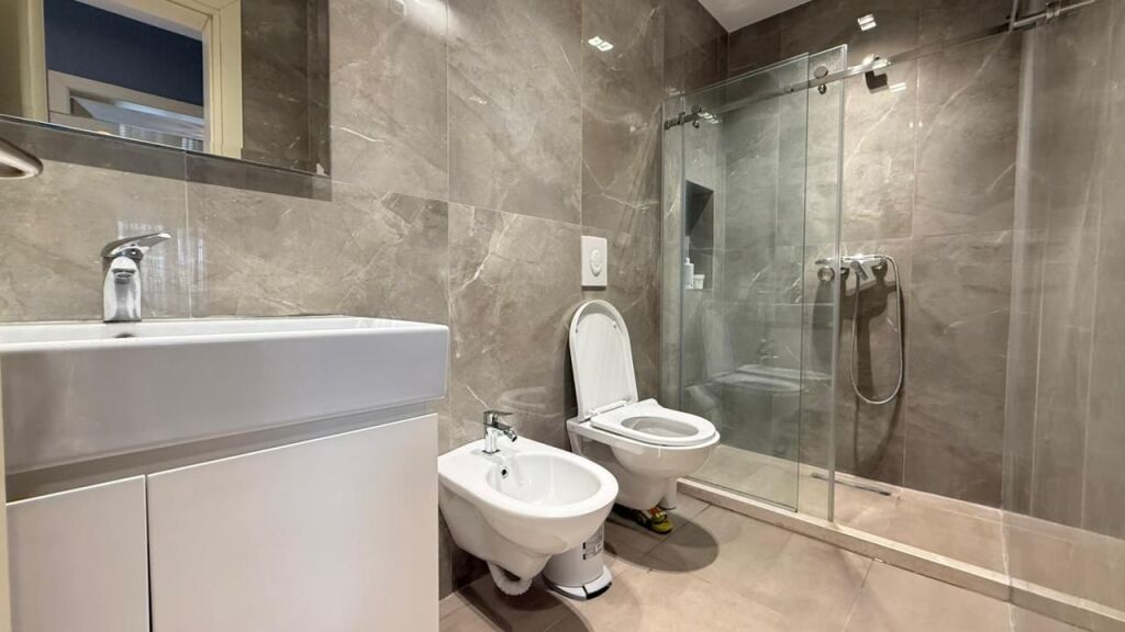 Apartament luksoz 1+1 me qira pranë Stacionit të Trenit