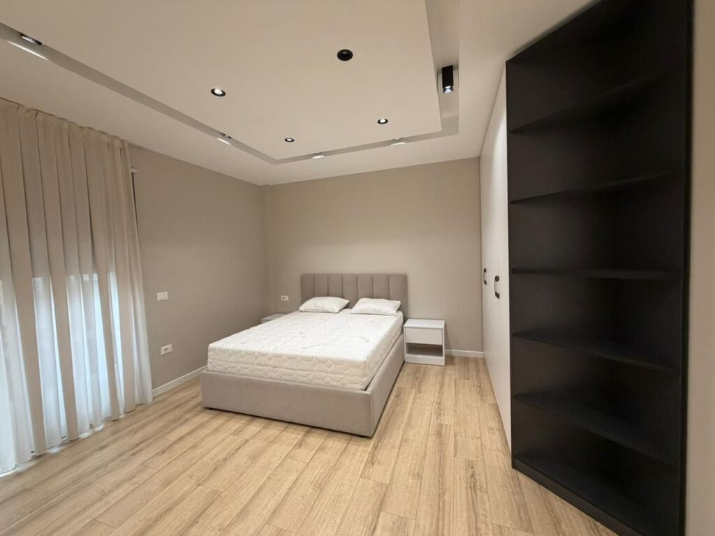 Apartament 3+1+2 Parking ofrohet per qira tek Montesori Schl tek Liqeni i Thate.