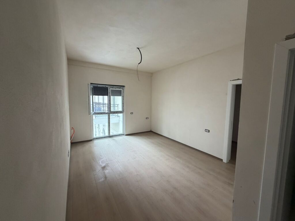 APPARTAMENTO 2+1+2 IN VENDITA A SAUK VECCHIO PRESSO LA RESIDENZA "PORTA TIRANA E RE"!
