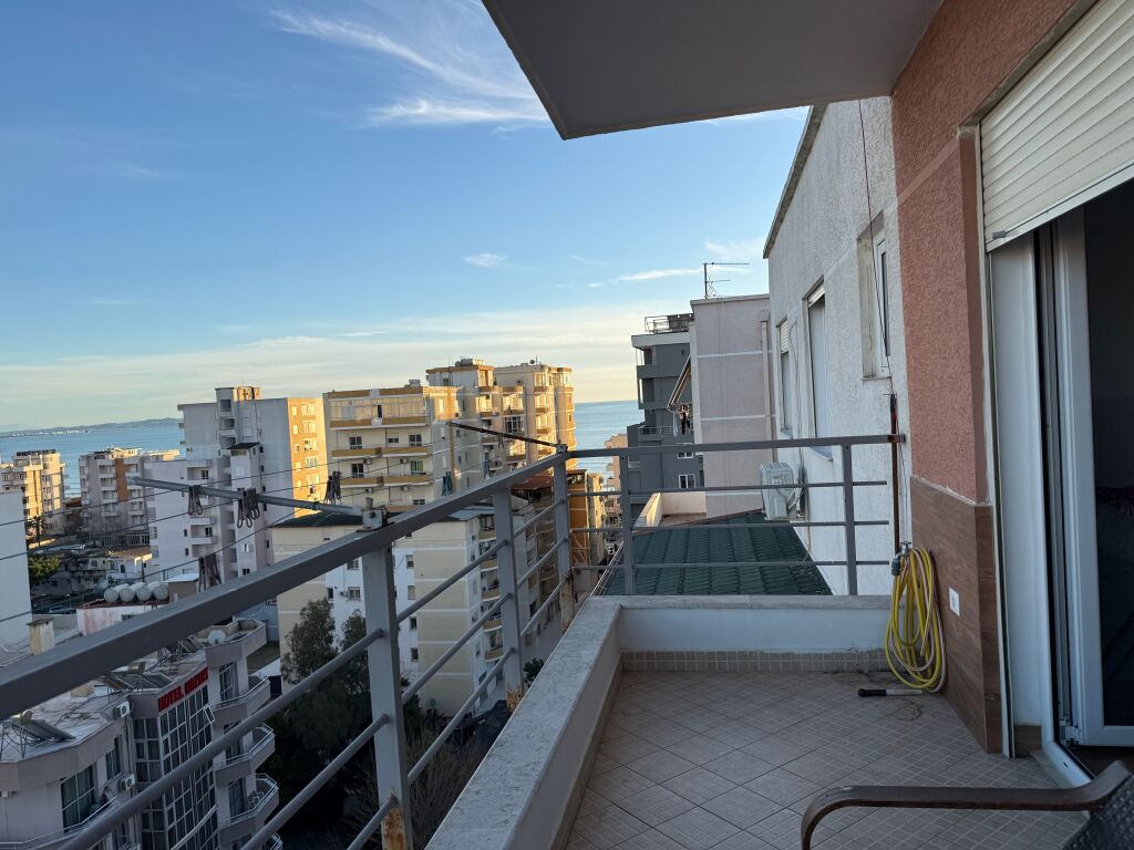 Vendesi in vendita 2+1 vicino alla ruota rossa a Durazzo