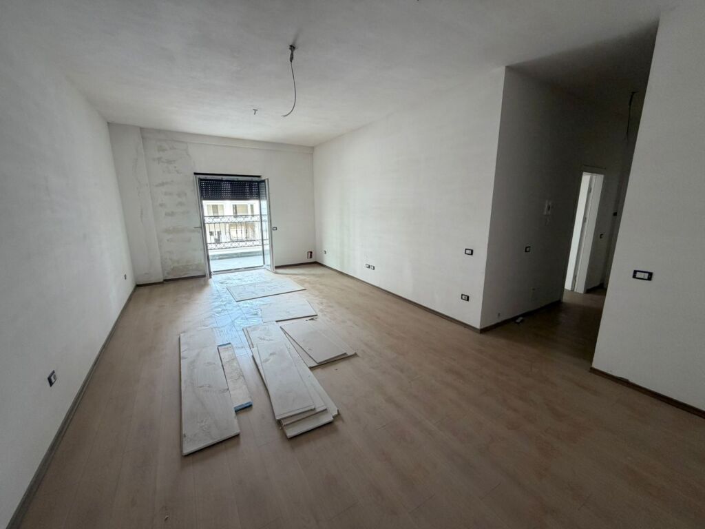 APPARTAMENTO 2+1+2 IN VENDITA A SAUK VECCHIO PRESSO LA RESIDENZA "PORTA TIRANA E RE"!

