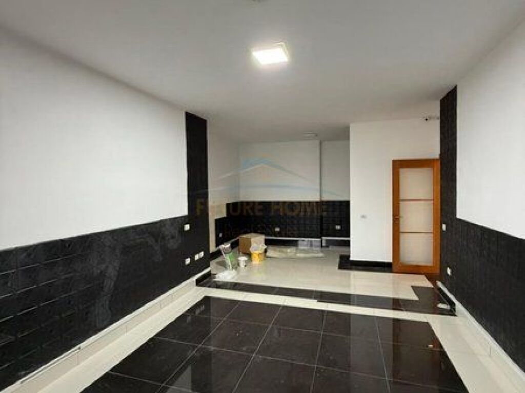 Shitet, Apartment 2+1, Rruga e Kavajës, Tiranë.