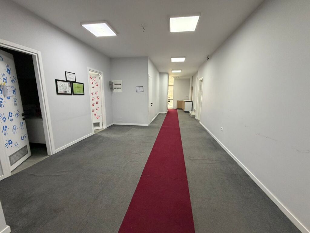 Viene dato uno spazio ufficio di 400 m2 presso Shkolla e Kuqe