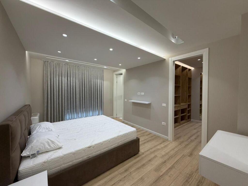 Apartament 3+1+2 Parking ofrohet per qira tek Montesori Schl tek Liqeni i Thate.