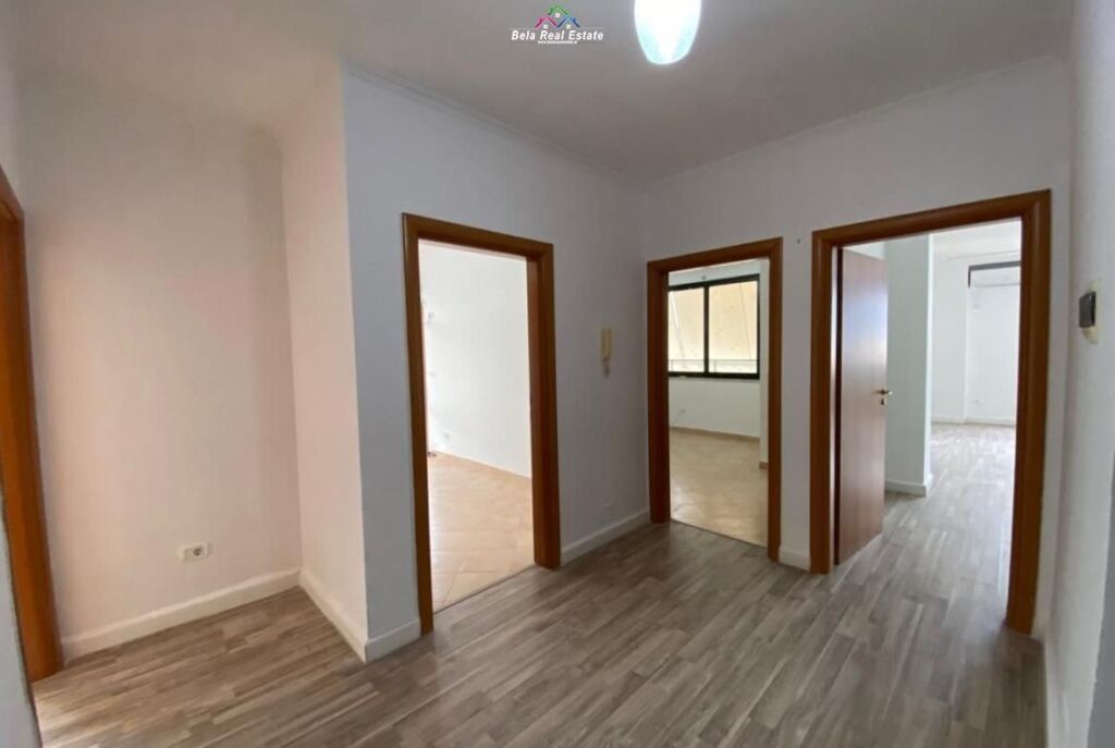 Ufficio in Affitto 3+1 Presso l'ex Esposizione (ID BZ2825) Tirana
