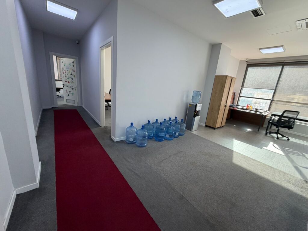 Viene dato uno spazio ufficio di 400 m2 presso Shkolla e Kuqe