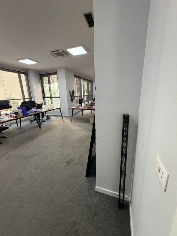 Viene dato uno spazio ufficio di 400 m2 presso Shkolla e Kuqe