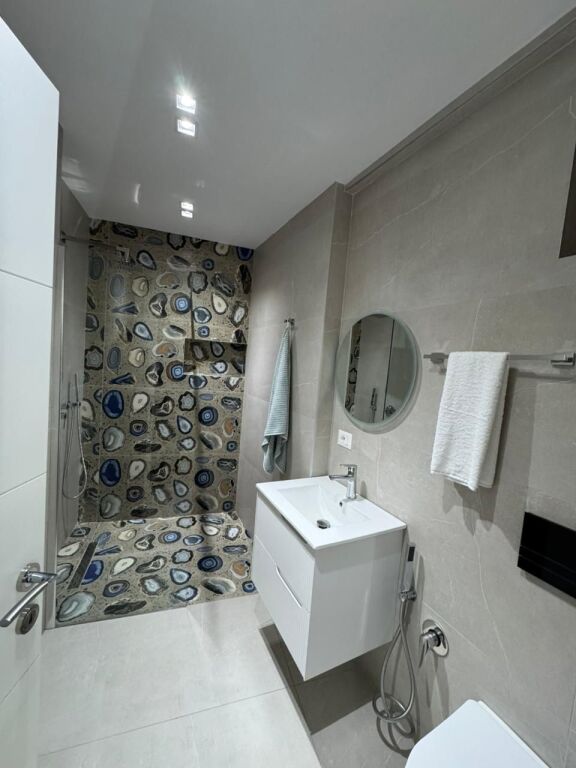 🏠 Affittasi appartamento 2+1+2 📍 Via Jordan Misja, vicino a SPAK – Tirana💰 80.000 lek al mese