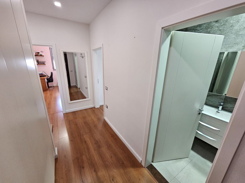 Apartament 2+1+2 per qira te Liqeni i Thate, Radisson