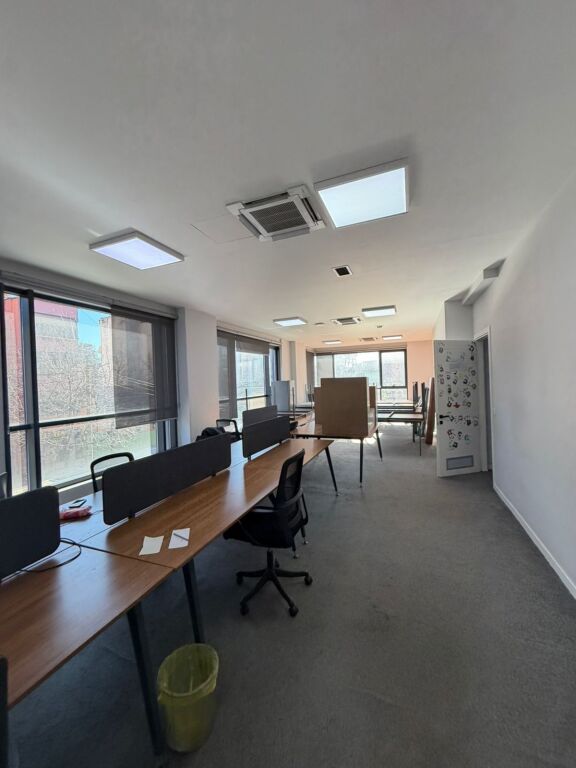 Viene dato uno spazio ufficio di 400 m2 presso Shkolla e Kuqe