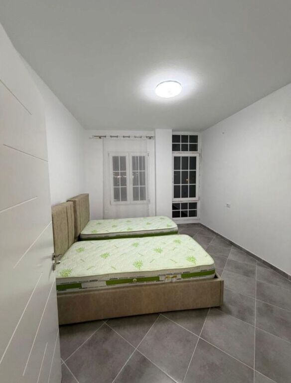 appartamento 2+1, 300 mila lek al mese vicino alla scuola Neim Babameto nel centro ospedaliero