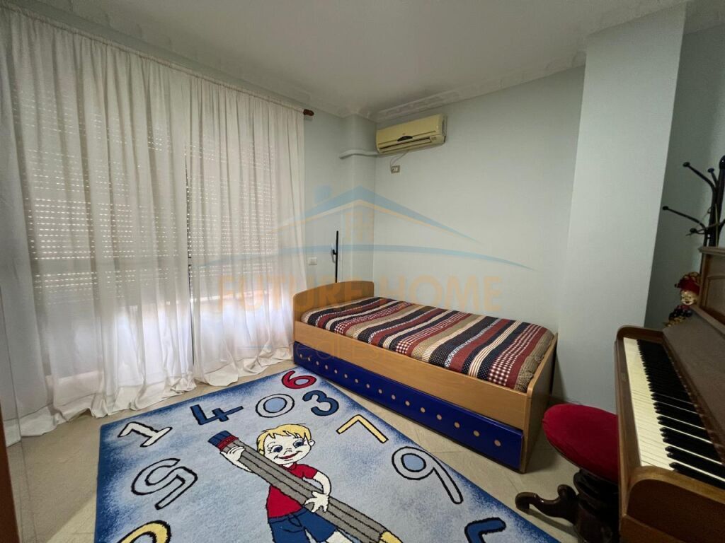 Disponojmë Apartament 2+1+2+Verande, për Qera Apartamenti