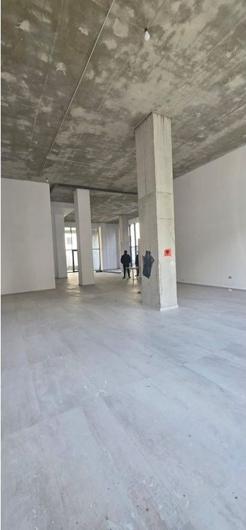 SHITET AMBIENT KOMERCIAL 200M2 BUZE RRUGES KRYESORE, NE QENDER