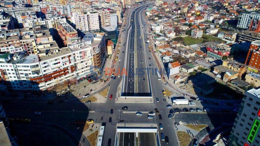 JEPET AMBIENT ME QIRA TEK UNAZA E RE SIPERFAQE 450 M2 !