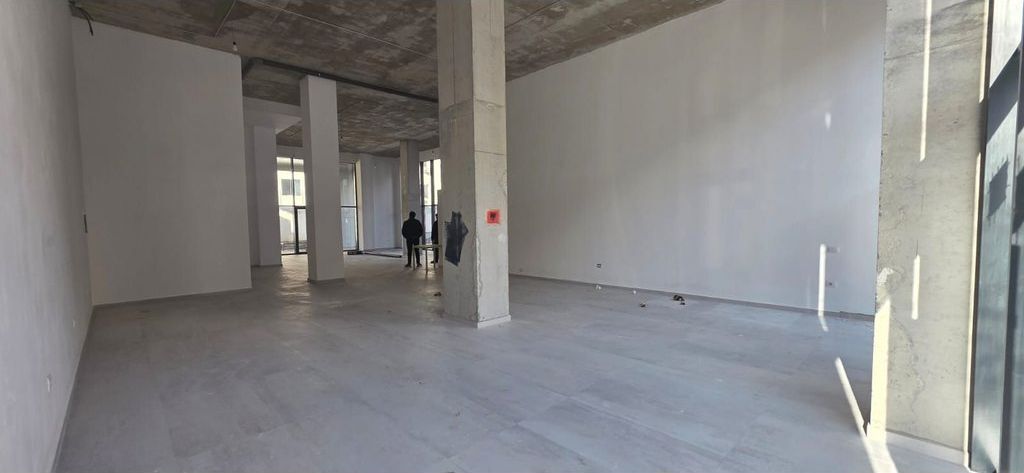 SHITET AMBIENT KOMERCIAL 200M2 BUZE RRUGES KRYESORE, NE QENDER