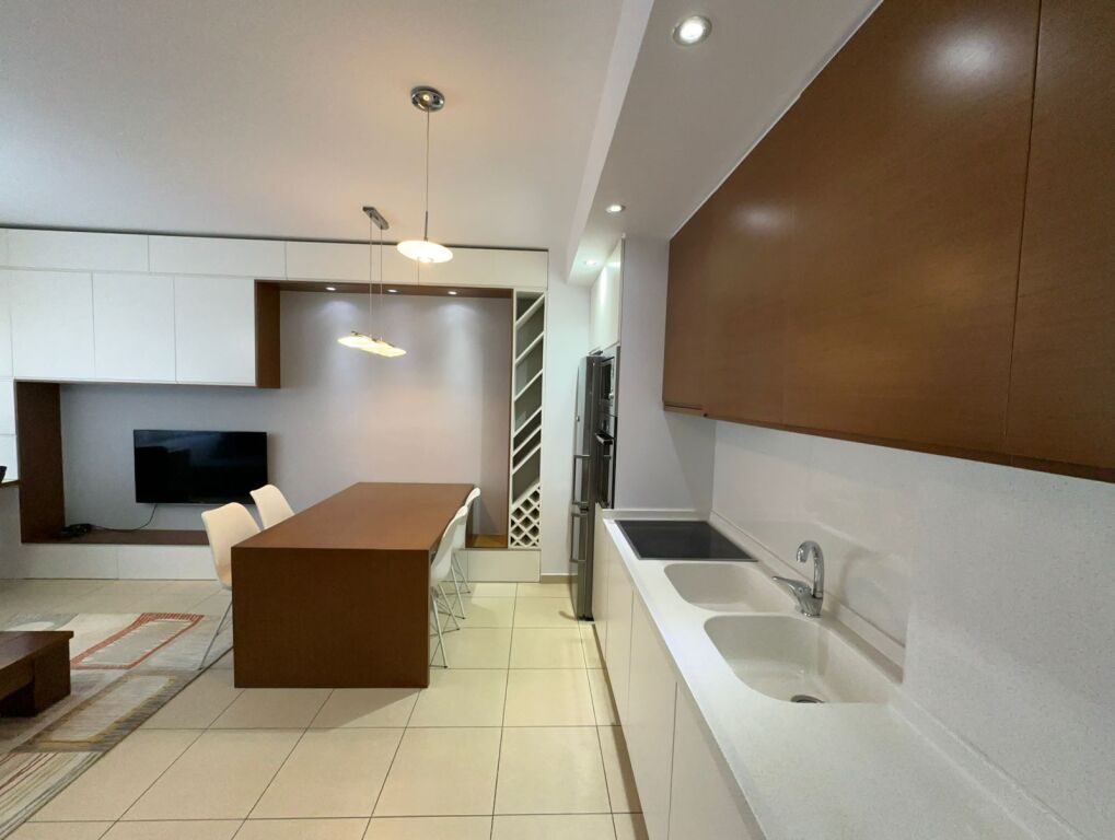 Appartamento 1+1 in affitto, con una superficie di 70 m², centro Concord, 5 Maggio. L'appartamento si trova in un edificio nuovo con ascensore al 4° piano, bagno con finestra e offre condizioni di vita molto buone. zona cucina, zona soggiorno, camera da letto, bagno, balcone.  🔹 Ambiente spazioso e ben organizzato 🔹 Internet pagato fino a giugno 2026 🔹 Zona molto preferita e accessibile 🔹 Due centri commerciali molto vicini e vicino al Mercato 🔹 Vicino a QSUT, ideale anche per studenti o personale medico 🔹 Edificio ben gestito  *620 Euro  prezzo trattabile*