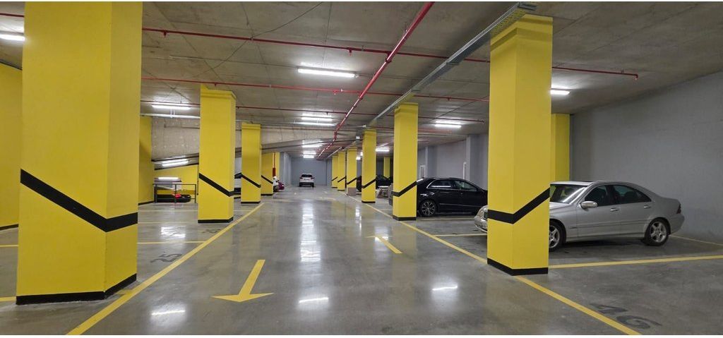 SHITET AMBIENT KOMERCIAL 200M2 BUZE RRUGES KRYESORE, NE QENDER