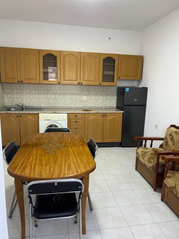 🏢Via Elbasan, vicino all'Ambasciata Americana, affittasi appartamento 2+1 arredato, 45.000 Leke