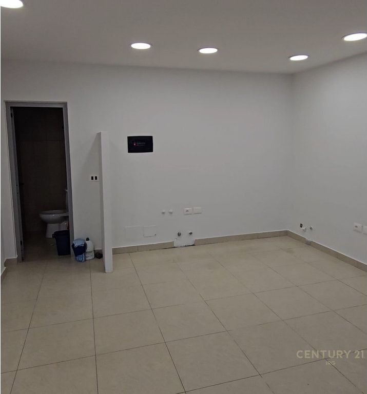 AMBIENTE COMMERCIALE IN VIA ELBASAN