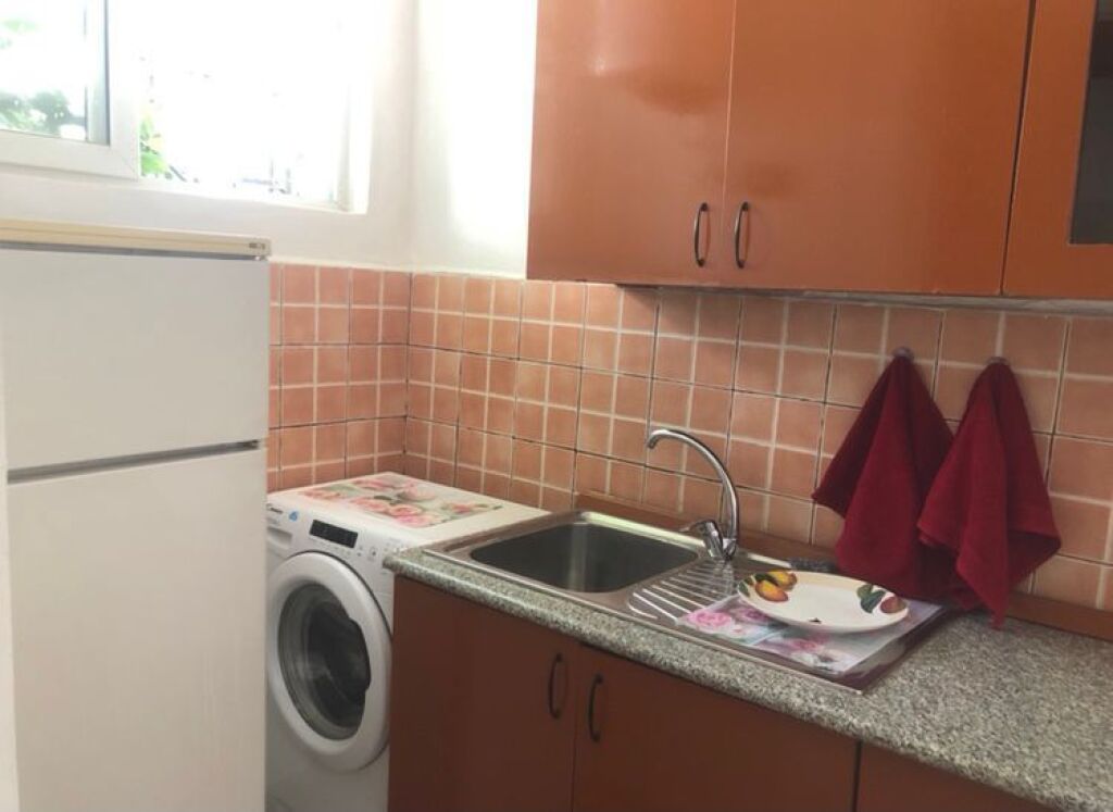 📢 Jepet me qera ambient pranë Spitalit Amerikan 2 – Rruga e Dibrës