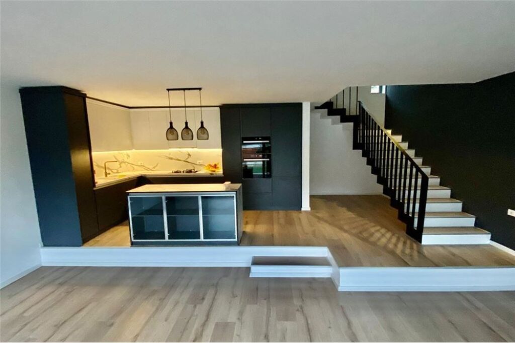 3-storey VILLA FOR RENT IN MULLET