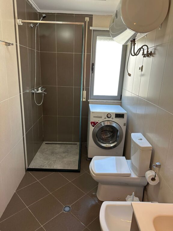 Appartamento 1+1 in affitto, con una superficie di 70 m², centro Concord, 5 Maggio. L'appartamento si trova in un edificio nuovo con ascensore al 4° piano, bagno con finestra e offre condizioni di vita molto buone. zona cucina, zona soggiorno, camera da letto, bagno, balcone.  🔹 Ambiente spazioso e ben organizzato 🔹 Internet pagato fino a giugno 2026 🔹 Zona molto preferita e accessibile 🔹 Due centri commerciali molto vicini e vicino al Mercato 🔹 Vicino a QSUT, ideale anche per studenti o personale medico 🔹 Edificio ben gestito  *620 Euro  prezzo trattabile*