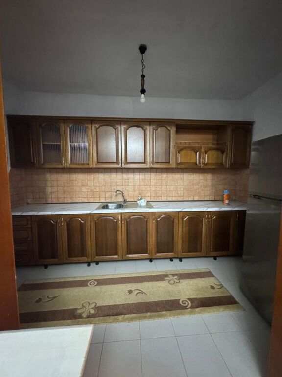 JEPET ME QIRA Hyrje 2+1/Shtepi private Laprake, prane Spitalit Ushtarak 40.000 Leke/Muaj (1 vendparkimi)
