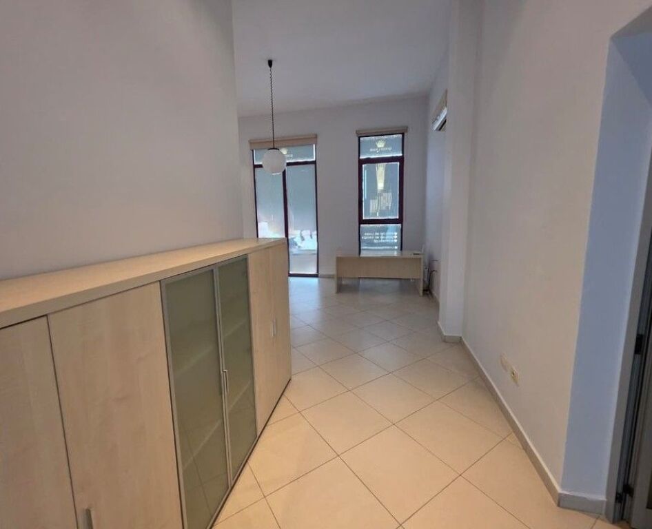 Unità commerciale in vendita fronte strada, Rruga e Dibres
