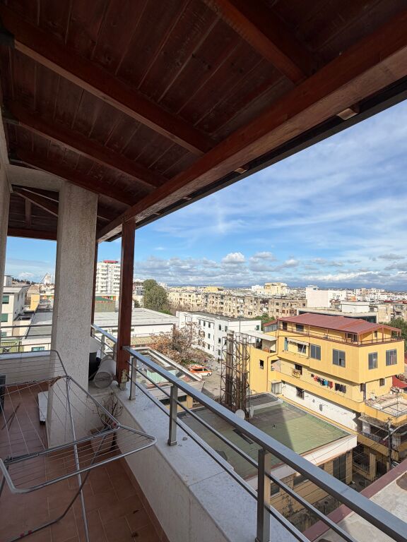 Appartamento 2+1 + 2 bagni in affitto Vicino all'Ospedale a Durazzo