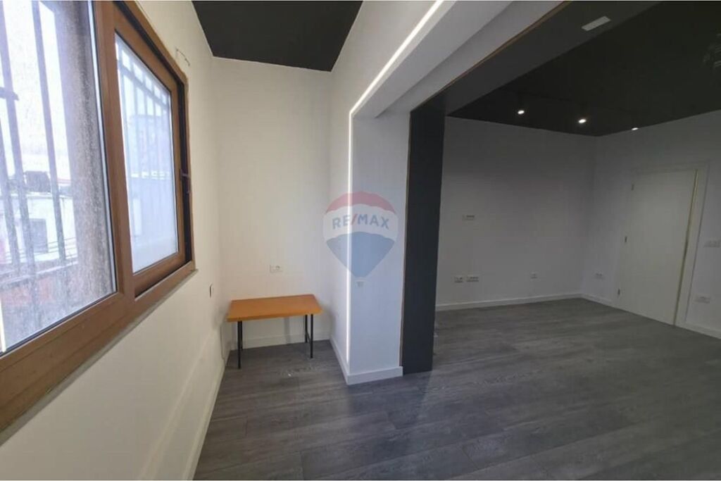 Locale per uffici in vendita a Tirana, nella zona del Centro