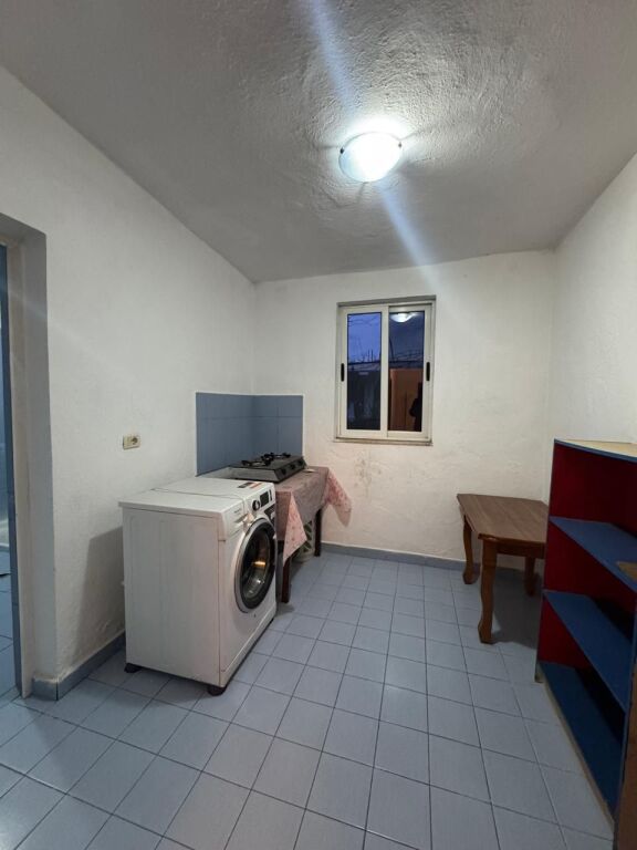 JEPET ME QIRA Hyrje 2+1/Shtepi private Laprake, prane Spitalit Ushtarak 40.000 Leke/Muaj (1 vendparkimi)
