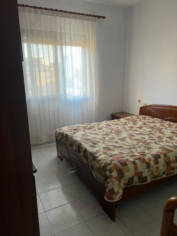 🏢Via Elbasan, vicino all'Ambasciata Americana, affittasi appartamento 2+1 arredato, 45.000 Leke
