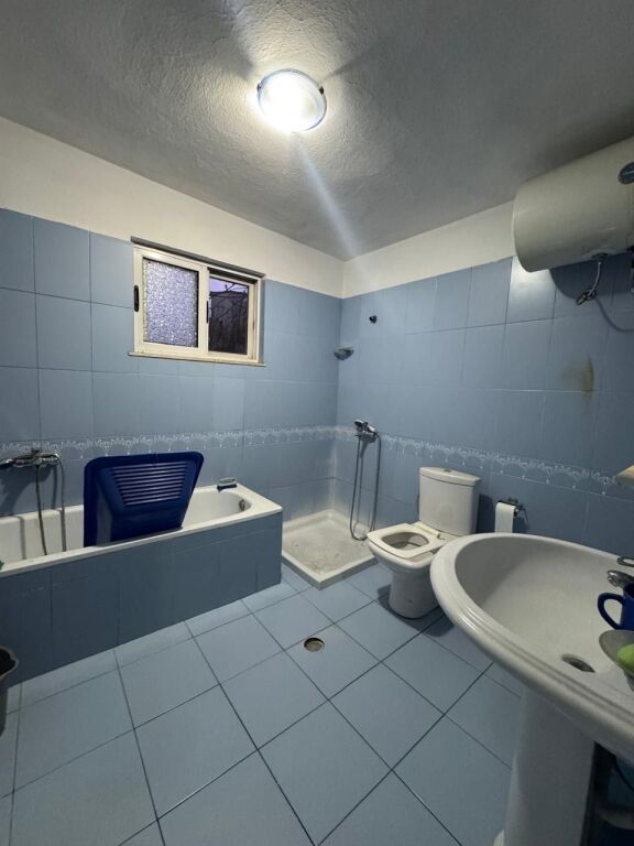 JEPET ME QIRA Hyrje 2+1/Shtepi private Laprake, prane Spitalit Ushtarak 40.000 Leke/Muaj (1 vendparkimi)
