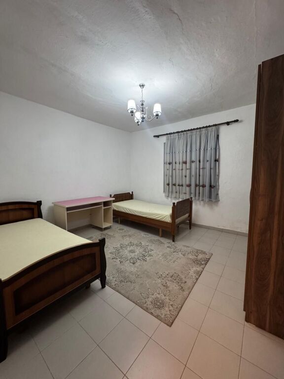 JEPET ME QIRA Hyrje 2+1/Shtepi private Laprake, prane Spitalit Ushtarak 40.000 Leke/Muaj (1 vendparkimi)
