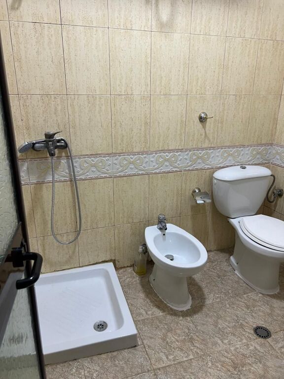 🏢Via Elbasan, vicino all'Ambasciata Americana, affittasi appartamento 2+1 arredato, 45.000 Leke
