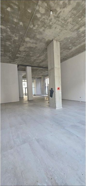 SHITET AMBIENT KOMERCIAL 200M2 BUZE RRUGES KRYESORE, NE QENDER
