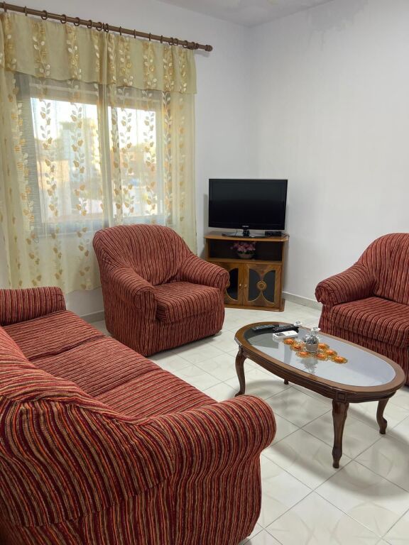 🏢Via Elbasan, vicino all'Ambasciata Americana, affittasi appartamento 2+1 arredato, 45.000 Leke
