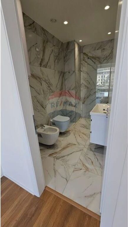 * APARTAMENT 2+1+2 PËR ZYRË ME QIRA *LAKE VIEW