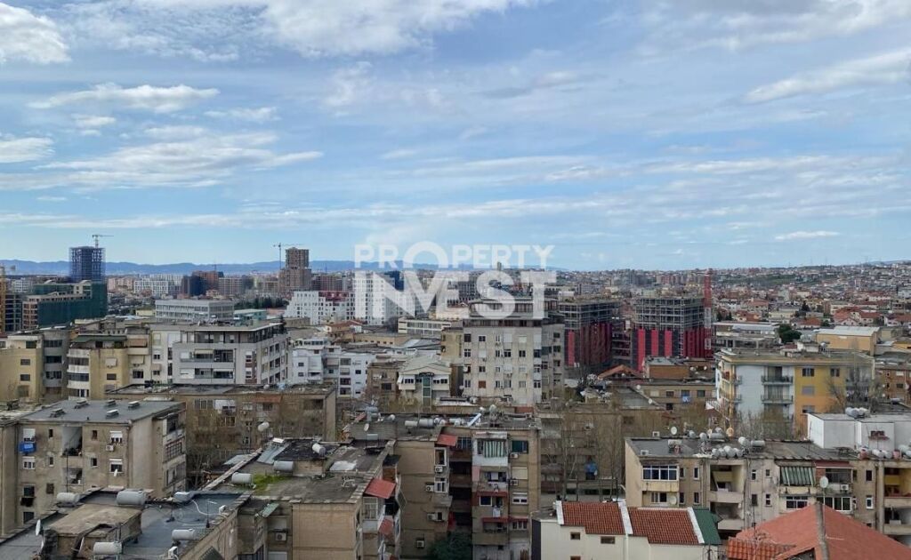 Shitet apartament 3+1+2 Rruga e Dibres perball Restorant Durresi