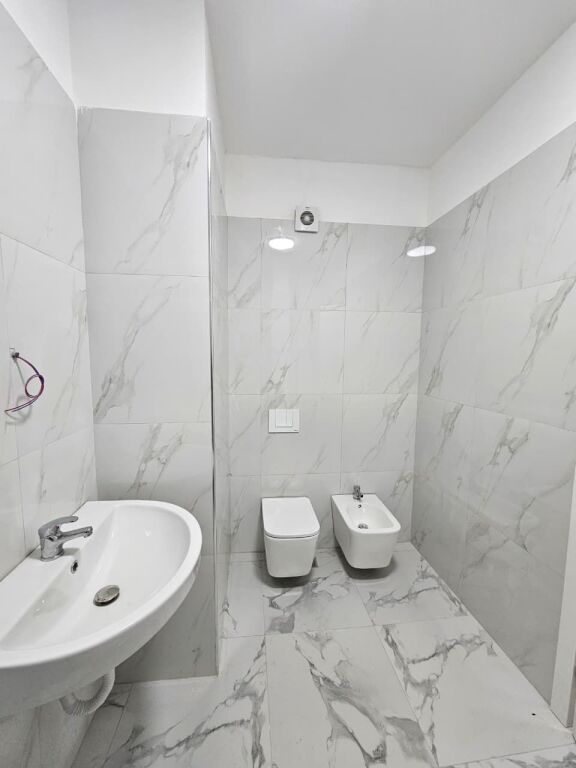 AMBIENT PER ZYRE ME QIRA TE ZOGU ZI