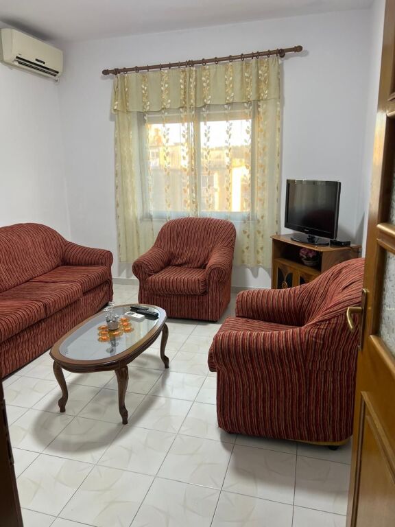 🏢Via Elbasan, vicino all'Ambasciata Americana, affittasi appartamento 2+1 arredato, 45.000 Leke