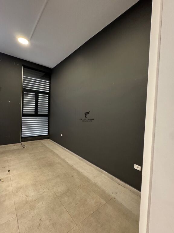 SHOP FOR RENT 205 M2 CENTER 3,000 EURO