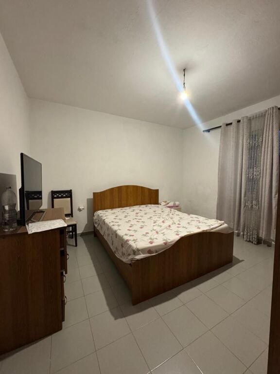 JEPET ME QIRA Hyrje 2+1/Shtepi private Laprake, prane Spitalit Ushtarak 40.000 Leke/Muaj (1 vendparkimi)
