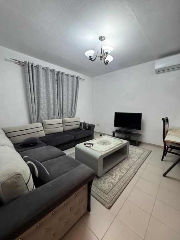 JEPET ME QIRA Hyrje 2+1/Shtepi private Laprake, prane Spitalit Ushtarak 40.000 Leke/Muaj (1 vendparkimi)
